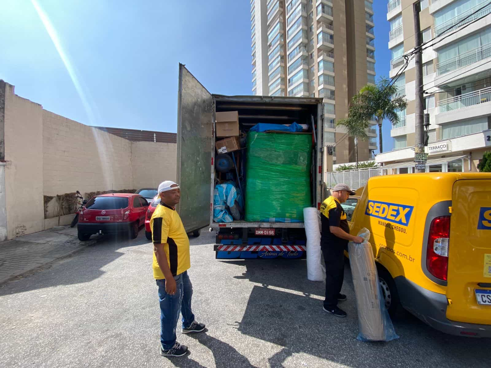 Equipe Lafon realizando uma mudança